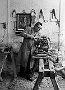 falegname al lavoro con il tornio per legno -foto Luigi Sacchetto (2)